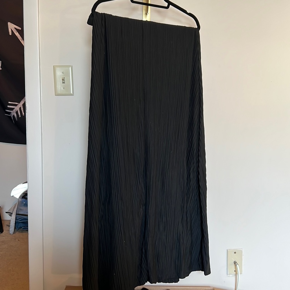 Ribbed black maxi skirt